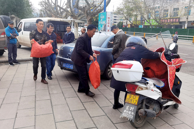 羅平煙草分公司機(jī)關(guān)干部職工踴躍購(gòu)買扶貧產(chǎn)品，大額資金彰顯責(zé)任擔(dān)當(dāng)